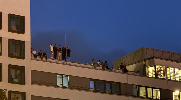 auch von den D&auml;chern der h&ouml;heren Geb&auml;ude gegen&uuml;ber der U-BahnStation Messestadt Ost konnten viele das Adele Konzert miterleben (&copy;Foto: Martin Schmitz) (&copy;Foto: Martin Schmitz